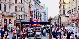 Los positivos descendieron un 40% en el Reino Unido tras el levantamiento de las restricciones