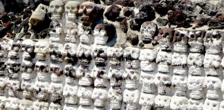 Los tzompantlis de la izquierda