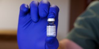 Pfizer reconoce oficialmente que la eficacia de su vacuna disminuye con el tiempo