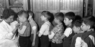 Los insostenibles «argumentos» para vacunar también a los niños