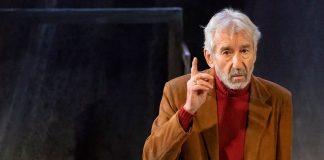 Sacristán sobre fondo gris José Sacristán