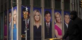 ¿Por qué FOX despidió a Tucker Carlson?