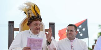 Francisco con gorrocóptero Papa Francisco con gorrocóptero