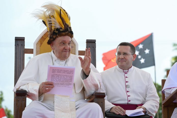 Papa Francisco con gorrocóptero