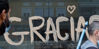 Del lodo crecen las flores más altas