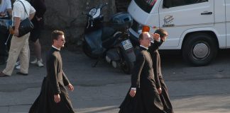 Ver un cura por la calle