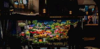 Si no te regala flores, no es él Regalar flores