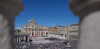 «Todos, todos, todos» llenan la Plaza de San Pedro para el funeral del Papa Francisco «Todos, todos, todos» llenan la Plaza de San Pedro para el funeral del Papa Francisco