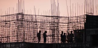 Por qué faltan camareros y albañiles españoles: los salarios reales se hunden desde 2008 Camareros y albañiles