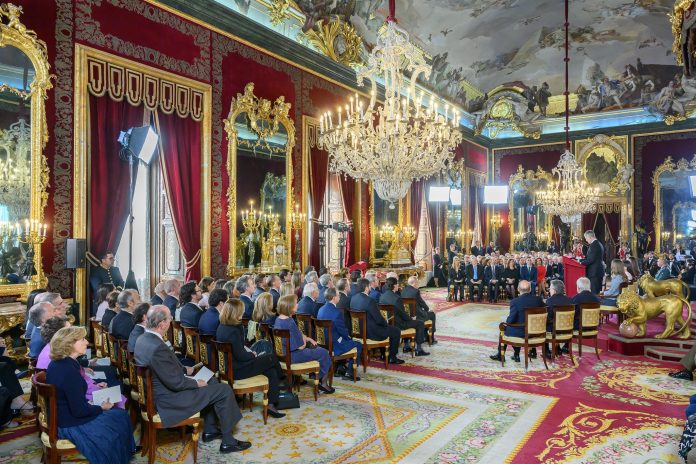 Españoles sin instituciones